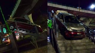 Ebrio intenta cruzar puente peatonal con su auto y queda atorado en Naucalpan de Juárez