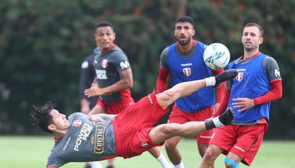 Gianluca Lapadula estuvo en la práctica del lunes con la Selección Peruana. (Foto: Prensa FPF)