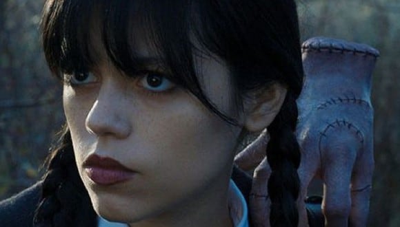Dedos acompañando a Merlina al bosque en la primera temporada de "Wednesday" (Foto: Netflix)