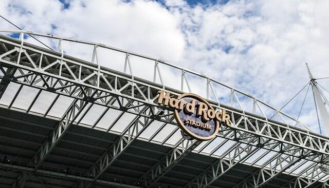 El nombre del estadio se distingue desde adentro. (Foto: Facebook Hard Rock Stadium)