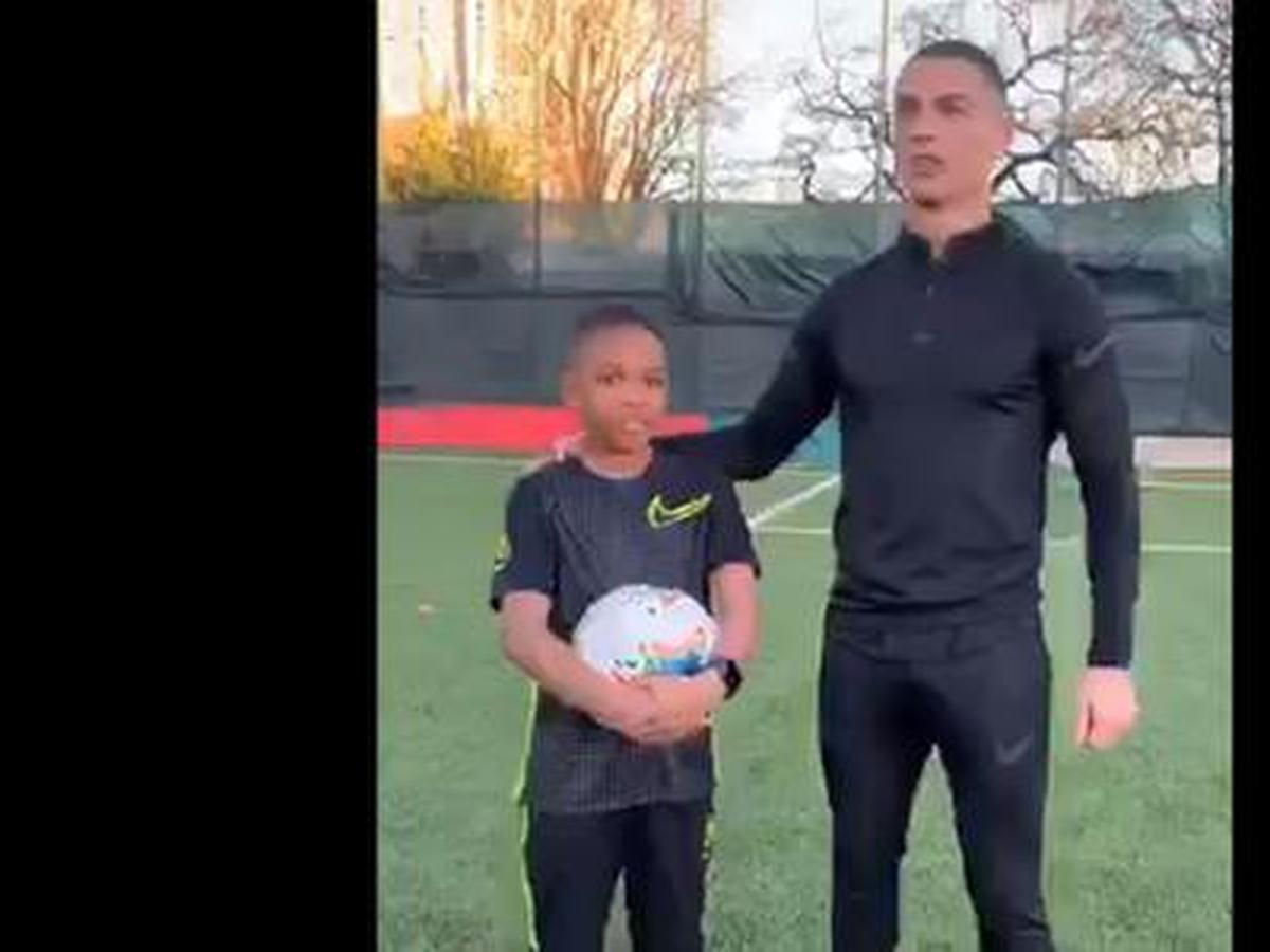Cristiano Ronaldo: el tierno momento en regala botines a un niño y le consejos para triunfar | VIDEO | FUTBOL-INTERNACIONAL | DEPOR