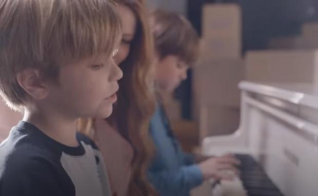 Milan y Sasha aparecen en el videoclip de "Acróstico" cantando y tocando piano. (Foto: Shakira / YouTube)