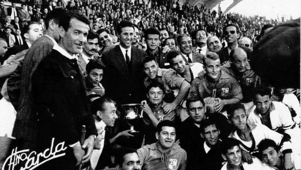 Ahmed Ben Bella con los jugadores del Elche.