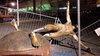 Se acabó el amor: hinchas del Malmö derribaron la estatua de Zlatan por hacer negocios con el archirrival