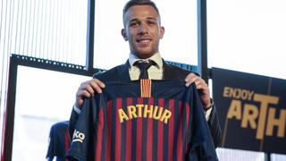 "¿Xavi e Iniesta? La comparación no va a afectarme": Arthur fue presentado por el Barcelona