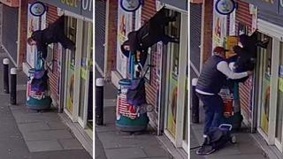 Anciana se vuelve viral al quedar ‘colgada’ en un supermercado: el increíble momento captado en video