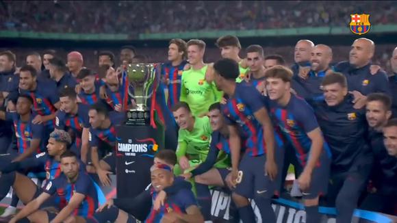 Barça ofrece al Camp Nou el trofeo de la Liga. (Video: Barcelona)