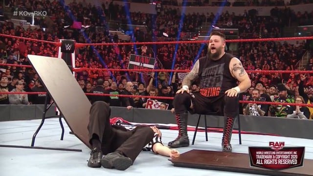 KO le aplicó una paralizadora al árbitro y luego lo lanzó contra una mesa que terminó rompiéndose. (Foto: WWE)