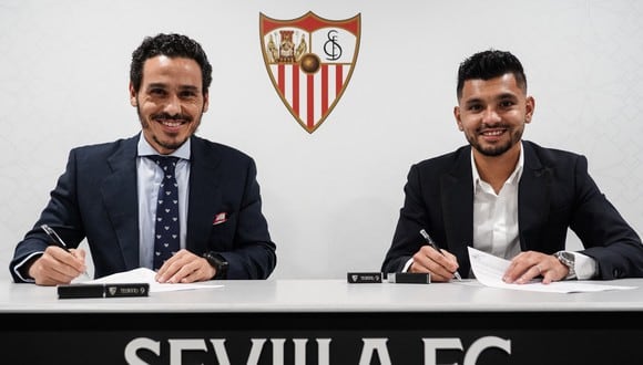 'Tecatito' firmó contrato con Sevilla hasta el 2025. (Foto: Sevilla FC)