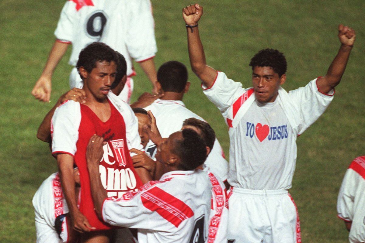 Hermosa postal del Perú vs. Paraguay que arrancó las Eliminatorias a Japón-Corea 2002. El 'Chorri' hizo inmortal la frase "Te amo, Perú". FOTO: ROBERTO MATTA / EL COMERCIO.