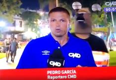 Para no creerlo: bañan en pintura al periodista Pedro García durante transmisión en vivo
