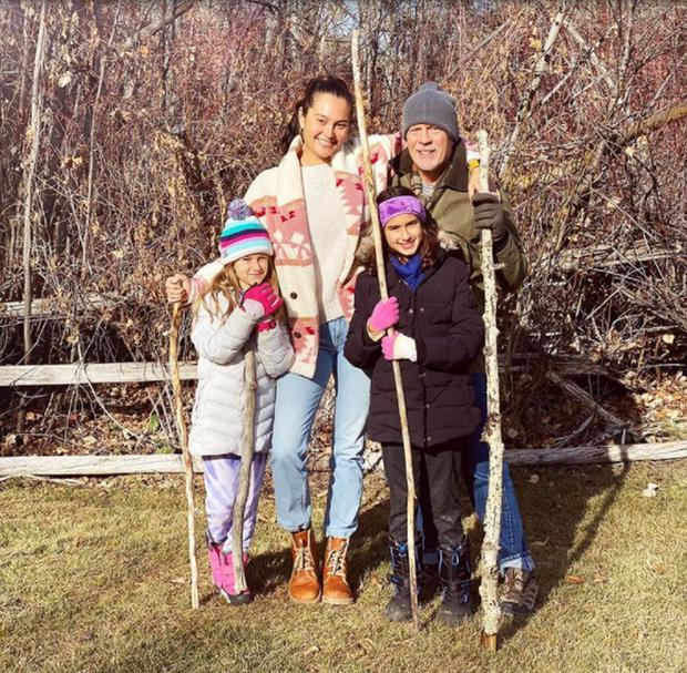 Bruce Willis con su esposa Emma Heming y sus dos pequeñas hijas (Foto: Emma Heming / Instagram)