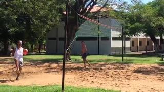 Nuevo pasatiempo: Ronaldinho se luce jugando ‘futvoley’ en la cárcel de Paraguay [VIDEO]