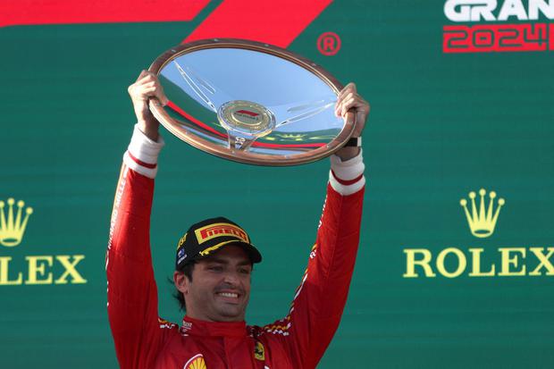 Carlos Sainz Jr celebra con el trofeo en el podio después del Gran Premio de Australia de Fórmula 1 | Foto: AFP