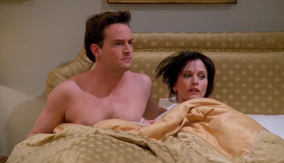 La boda de Ross en Londres le dio un giro total a la historia de Mónica y Chandler. (Foto: Captura de video)