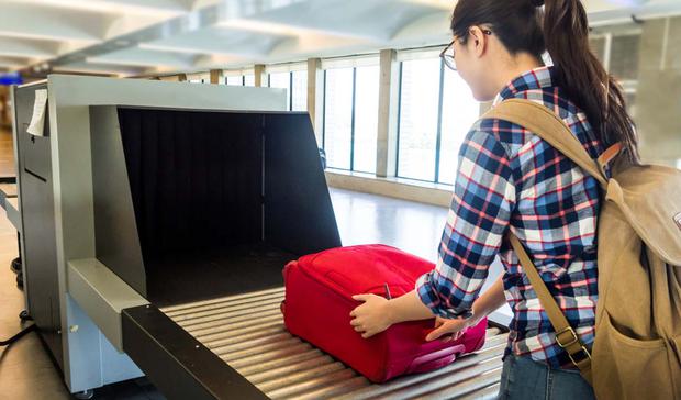 La maleta de mano debe pasar por controles de seguridad (Foto: Shutterstock)