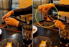 Video viral: Joven esconde a su perrito en una mochila y comen pollo a la brasa en restaurante