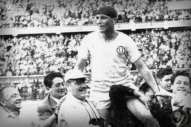'Lolo' Fernández dio la vuelta olímpica en el Estadio Nacional tras su retiro. (Foto: Universitario)