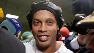 No es invencible: Ronaldinho cayó ante un asesino y un ladrón en un partido de fútbol-tenis en prisión