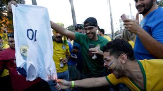 ¡'Calentaron' mucho la previa! Hinchas brasileños encendieron con fuego la '10' de la Argentina