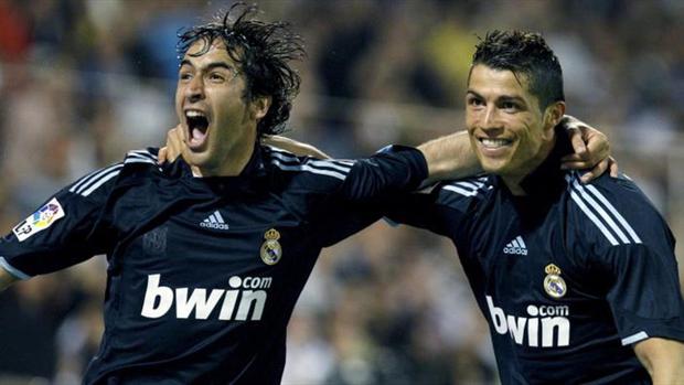 Raúl celebrando su último gol en el Real Madrid con su heredero, Cristiano Ronaldo. (Foto: EFE)