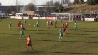 ¿Balón al piso? El golazo en Inglaterra con la pelota en el aire