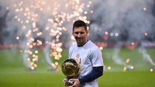 El Parque de los Príncipes ya tiene rey: Messi ofreció su Balón de Oro a hinchas del PSG