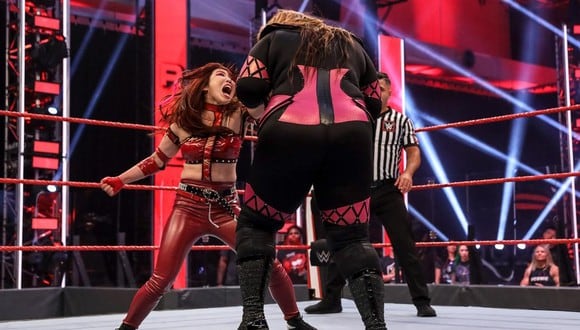 Las dos luchadoras peleando durante el último show rojo. (Foto: WWE)