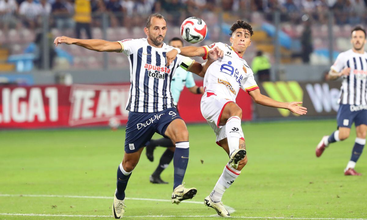 Hernán Barcos es el '9' titular de Alianza Lima, tras las lesiones de Pablo Sabbag y Cecilio Waterman. (Foto: Jesús Saucedo / GEC)
