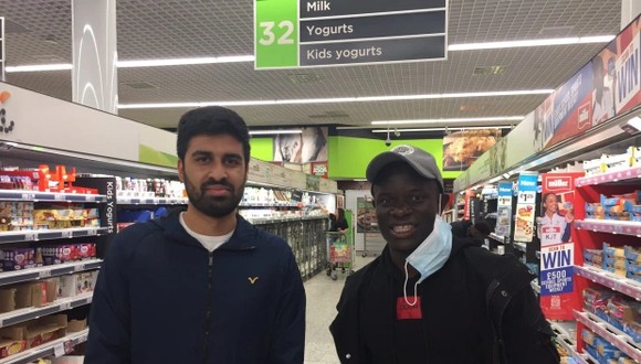 N'Golo Kanté posó junto a un fanático mientras realizaba sus compras en el supermercado. (Foto: Twitter)