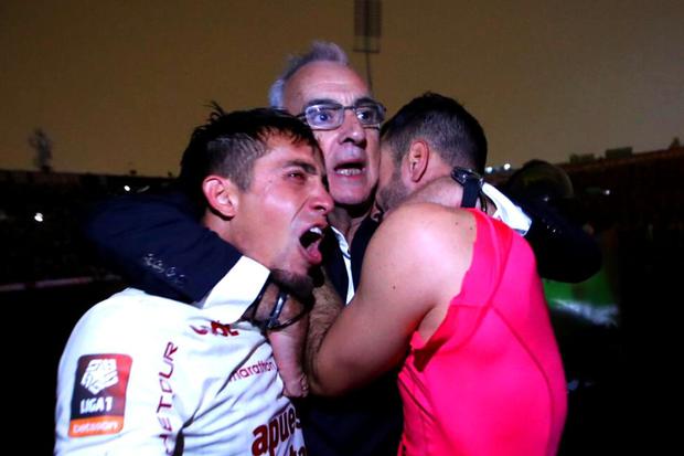 Jorge Fossati festjeó su primer título en el fútbol peruano. (Foto: GEC)