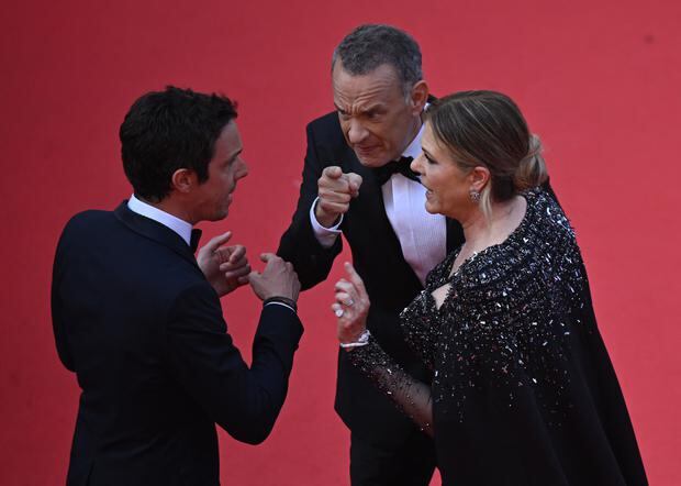 Tom Hanks molesto durante la pelea en el Festival de Cannes 2023 (Foto: AFP)