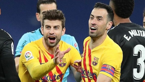 Gerard Piqué y Sergio Busquets todavía no aceptaron oferta de reducción de sueldo. (Foto: EFE)