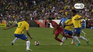 Perú vs. Brasil: árbitro no cobró claro penal en contra de Edison Flores