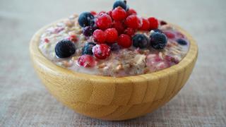 Desayuno saludable: Yogur con avena, leche y frutas