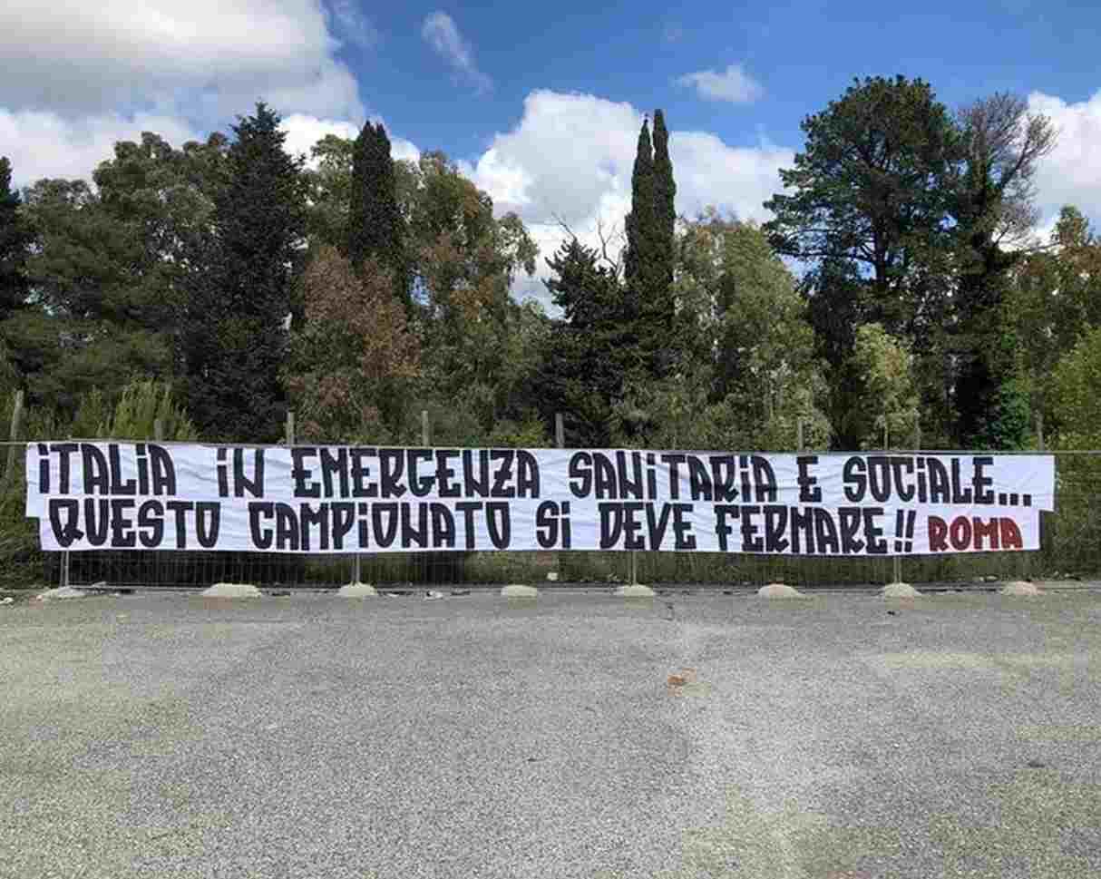 La protesta de los hinchas de la Roma en las calles de la capital italiana. (Foto: Twitter)