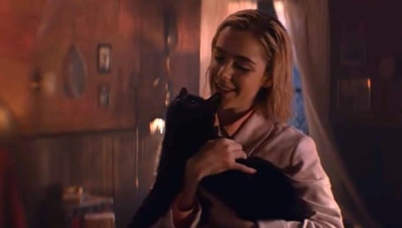 Al final, Sabrina se estrelló contra el espejo con la versión de Salem que estaba dirigiendo las cosas en la dimensión alternativa. (Foto: Netflix)