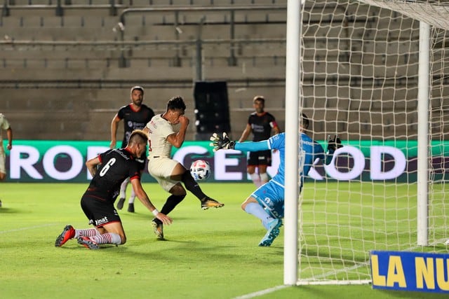 CUADROxCUADRO del gol de Jonathan Dos Santos. (Foto: Prensa Universitario)