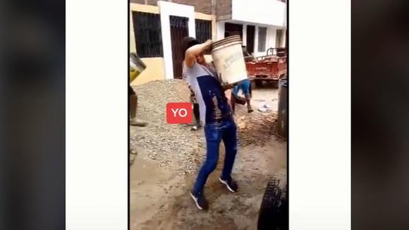 Construction worker wanted to show off his strength to his colleagues and the end is viral (Video: TikTok/@soynawel1).