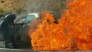 Video viral: rescatan de auto en llamas a pareja de ancianos en carretera de Estados Unidos