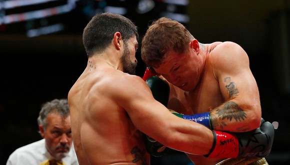 Canelo Álvarez venció a John Ryder por decisión unánime en un combate de box que se fue a los 12 rounds. | Foto: EFE