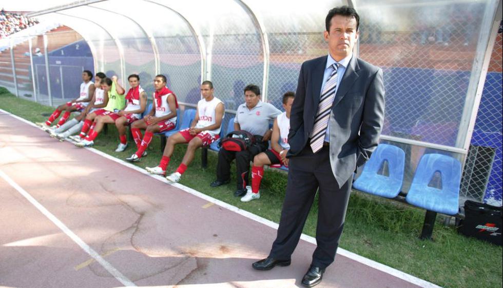 28.04.2007 Coronel Bolognesi 2-3 Universitario. En su primer partido como entrenador, Juan Reynoso perdió ante la 'U' en el estadio Jorge Basadre de Tacna. (USI)