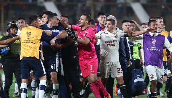 José Carvallo tuvo una reprochable acción tras el partido ante Gimnasia. (Foto: Leonardo Fernández / GEC)
