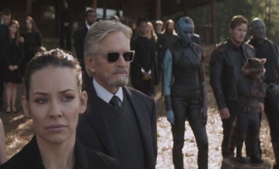 ¿Hank Pym con lentes oscuros en el funeral de Tony Stark? La razón estaría en la primera cinta de Ant-Man (Marvel)