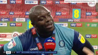 “Me dijeron búfalo gordo”: Akinfenwa logró el ascenso y su entrevista es para muchos la mejor de todas [VIDEO]