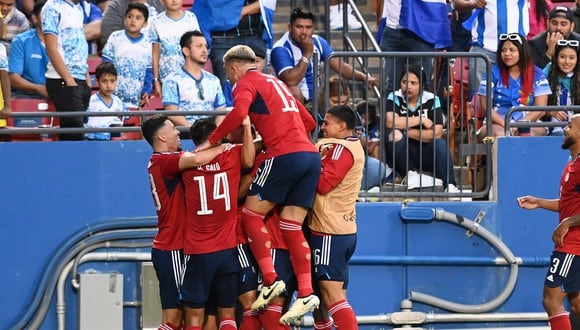 Los jugadores de Costa Rica celebran tras vencer por 3-1 a Honduras en el partido por el repechaje a la Copa América 2024. (Foto: Orlando SIERRA / AFP)