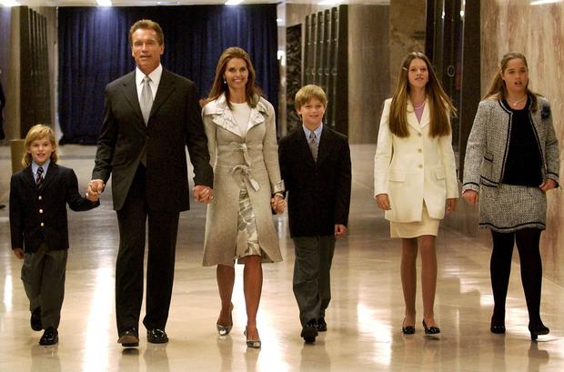 El exgobernador de California Arnold Schwarzenegger junto a su esposa Maria Shriver y sus cuatro hijos Chistopher Patrick, Katherine y Christina en el 2003. (Foto:  Lucy Nicholson / AFP)