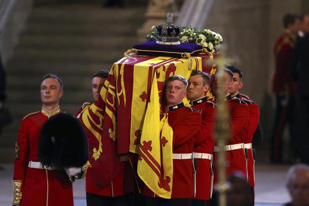 La Corona del Estado Imperial se ve en el ataúd que lleva a la Reina Isabel II al Salón de Westminster. (Dan Kitwood/Pool vía AP).