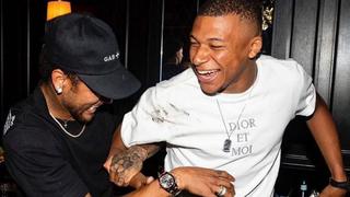 Neymar y Kylian Mbappé arman ‘guerra de pastel’ en fiesta de PSG [FOTOS]