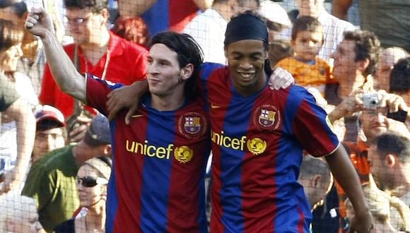 Lionel Messi y Ronaldinho Gaúcho jugaron juntos en Barcelona. (Foto: AFP)
